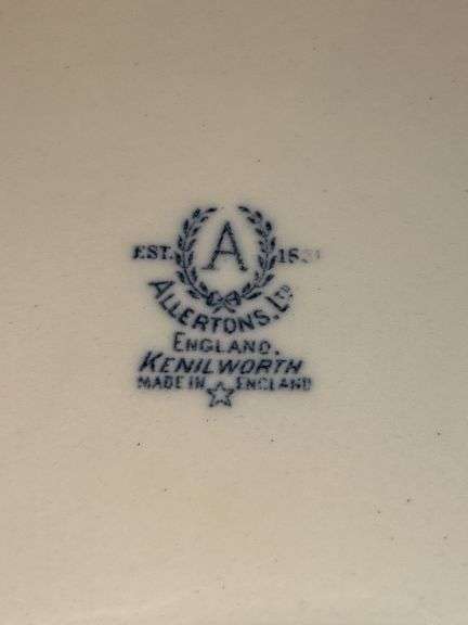 Vintage Allerton’s Kenilworth English Tureen Dish…..8-3/4” square x 5-1/2” tall to top of lid….no chips or cracks….makers mark on back is blurry