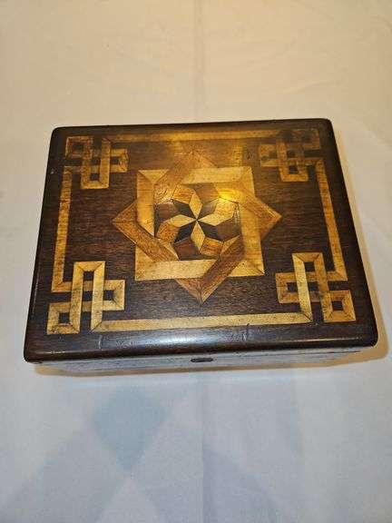 Beautiful walnut? keepsake box w/intricate inlay work & lock but no key...