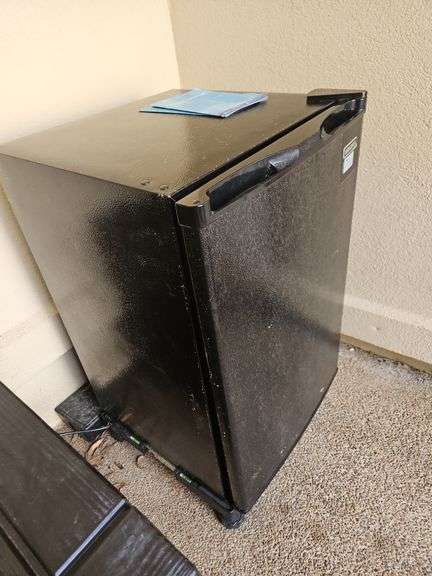 EUHOMY Small upright freezer model MF-30-H/MF-30-Y in working condition w/leveling stand 20.25x20.75x35(on stand), 30.5(off stand)...