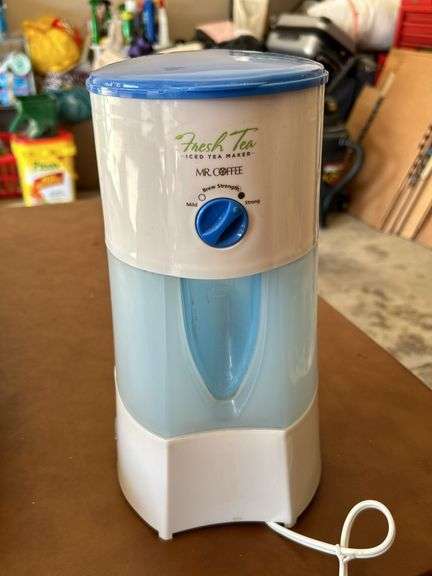27 gallon tote and contents…..kitchen gadgets, NIB kitchen sink set, NIB 30-piece Rubbermaid food storage set and much more