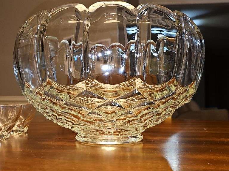 Vintage L.E. Smith Old Dominion Punch Bowl. 11.5 x 8 in tall. Also includes a variety of punch cups.