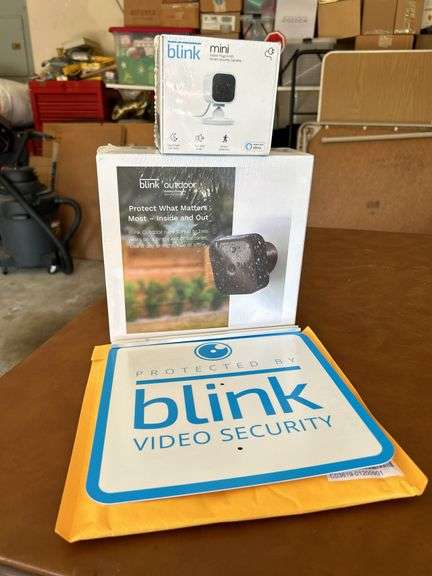 NIB Blink Outdoor Battery Powered Security Cameras with mini indoor plug-in HD smart security camera