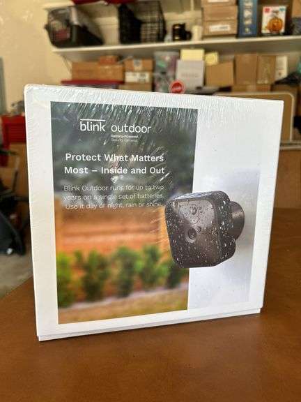 NIB Blink Outdoor Battery Powered Security Cameras with mini indoor plug-in HD smart security camera