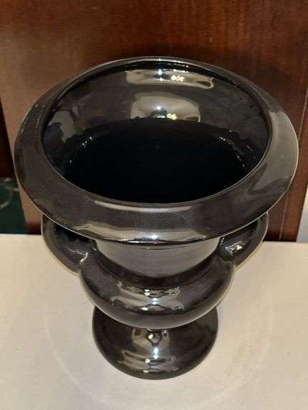 Beautiful Haeger black ceramic urn-style home decor piece…..8-3/4 across x 11 tall