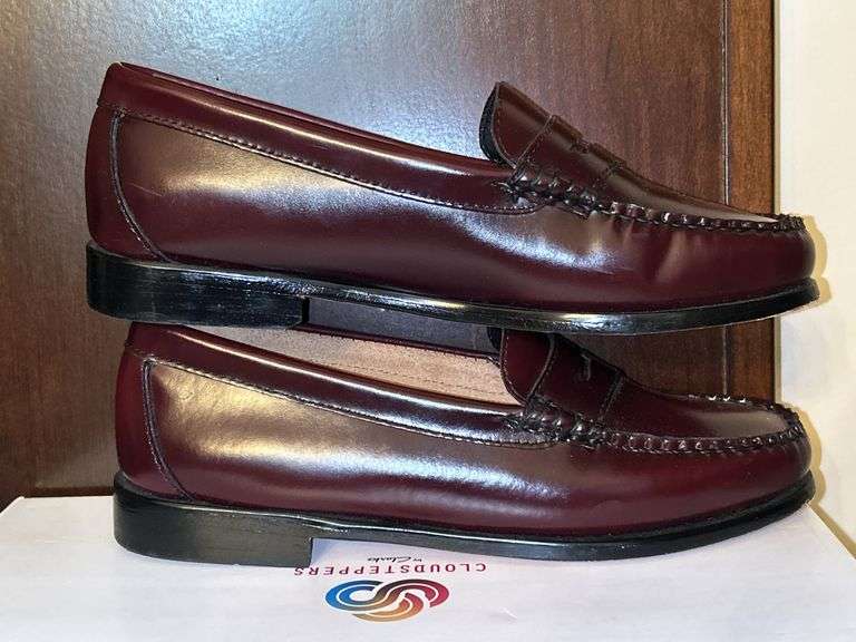 Pair of like new WEEJUNS(G.H. Bass & Co.) brown leather loafers…..size 7