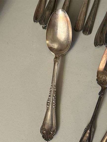 Approx. 136 Pieces of various patterns and makers of silverplate flatware…..some do match but most do not have complete sets….all need polished…..some makers include Oneida, Simpson, 1947 Rogers Bros., Aristocrat, Argyle and more