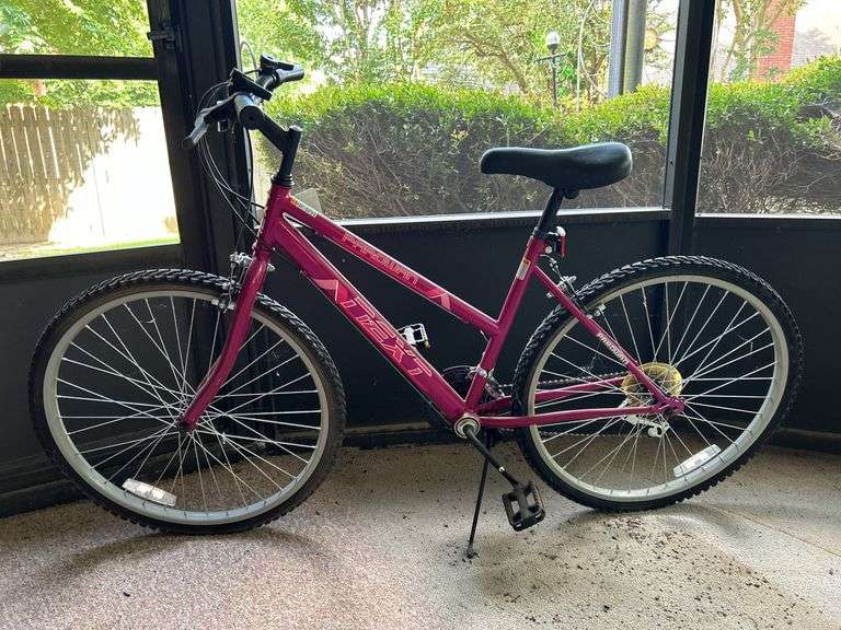 PAROWAN NEXT ladies 26” mountain bike….tires are flat, brakes work