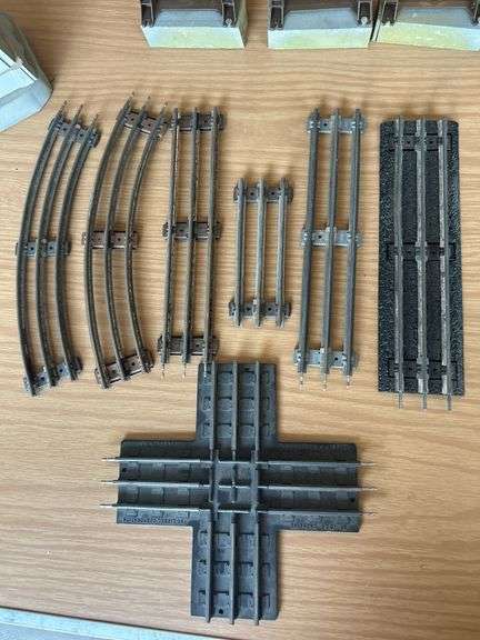 Tote full of Lionel O Gauge train track and other accessories…..there is rust and no guarantees if complete set of tracks….please see pic of seller’s complete set up