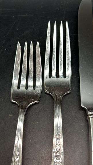 Sterling 6-piece place setting of Della Robbia by Alvin…..includes salad fork, dinner fork, knife, teaspoon, tablespoon and spreader…..165 grams not including knife