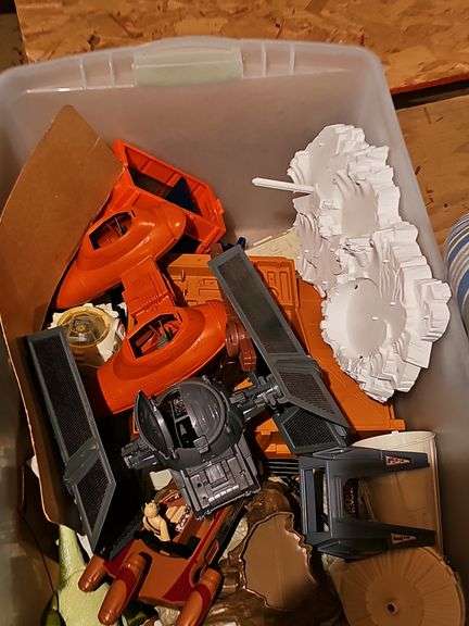 Tub of Star Wars items.