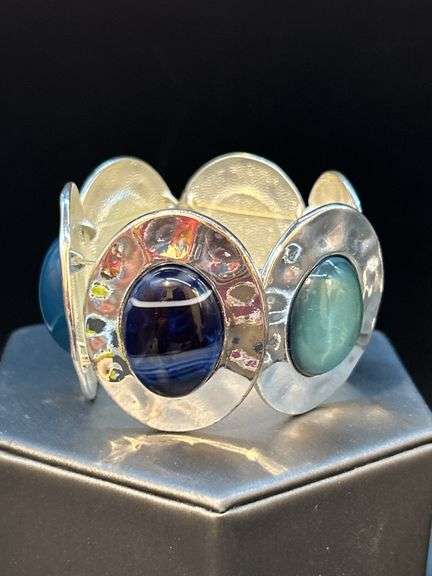 Nice selection of costume bracelets…..stretchy, cuff, bangle and more….2 still have tags
