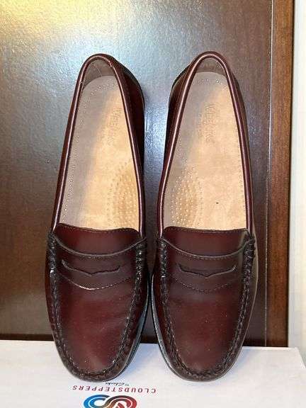 Pair of like new WEEJUNS(G.H. Bass & Co.) brown leather loafers…..size 7