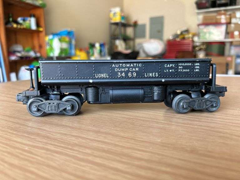 Lionel Lines 3469 Automatic Dump Car with bench in bed of dump car