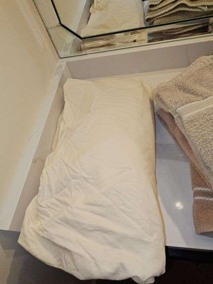 Two bath towels, three hand towels, for washcloth, and one sheet. Size unknown on sheet.