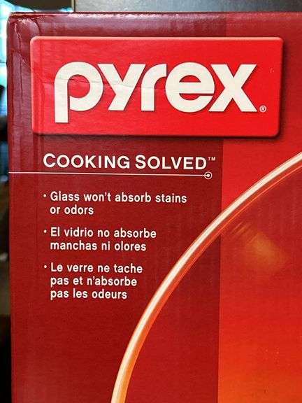 NIB PYREX 8-piece Glass Mixing Bowl Set…..each has its own lid…..see pics for sizes…..box is sealed