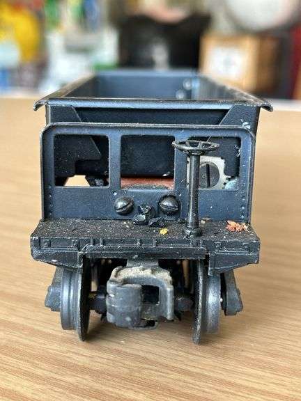 Lionel Lines 3469 Automatic Dump Car with bench in bed of dump car