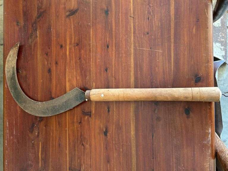 (5) pieces of lawn & garden tools….rake, snow shovel, sickle, 2 shovels…..OTHER CONTENTS NOT INCLUDED