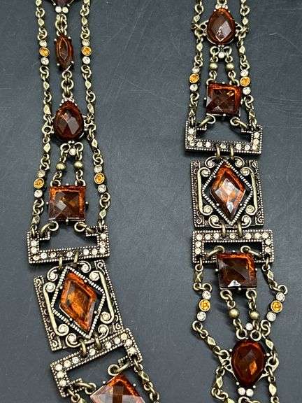 Nice looking gold tone with amber colored stones ladies belt…..adjustable for waist size