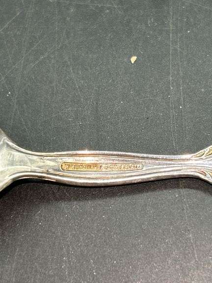 Selection of mismatched silverplate/stainless flatware pieces