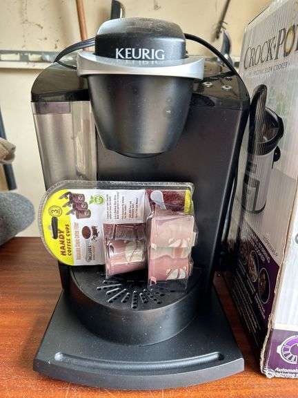 Selection of (2) small kitchen appliances….Keurig single serve coffee maker and a NIB iStir Automatic Stirring Slow Cooker