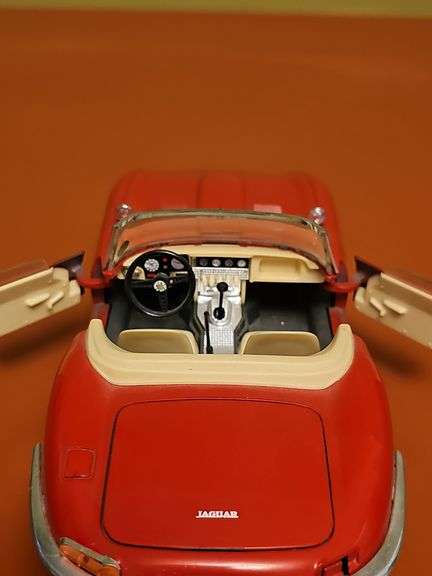 1961 Red Jaguar E diecast 1:18