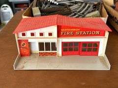 Miscellaneous selection of various Lionel train pieces and parts