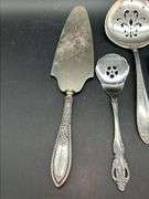 Selection of mismatched silverplate/stainless flatware pieces