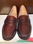 Pair of like new WEEJUNS(G.H. Bass & Co.) brown leather loafers…..size 7
