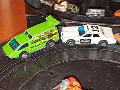 Vintage Hot wheel carrying case and cars as shown. Four redline wheels in this grouping.