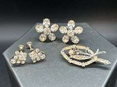 (4) pair of vintage screw-back earrings and (1) vintage brooch with pearl-like stone surrounded by clear stones