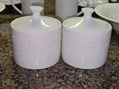 Libby Holly Berry dishes.  two 12-in plates, two 9 inch vegetable bowls, two creamers, two sugar bowls with lids.