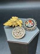Selection of (3) beautiful vintage brooches