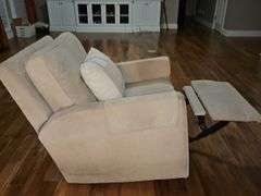 Tan manual rocker recliner. 30 x 33.5 x33 in tall. Seat height is 19 in.
