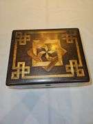Beautiful walnut? keepsake box w/intricate inlay work & lock but no key...