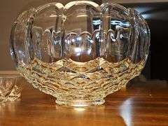Vintage L.E. Smith Old Dominion Punch Bowl. 11.5 x 8 in tall. Also includes a variety of punch cups.