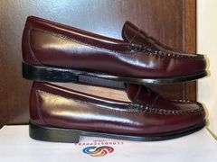 Pair of like new WEEJUNS(G.H. Bass & Co.) brown leather loafers…..size 7