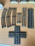 Tote full of Lionel O Gauge train track and other accessories…..there is rust and no guarantees if complete set of tracks….please see pic of seller’s complete set up