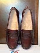 Pair of like new WEEJUNS(G.H. Bass & Co.) brown leather loafers…..size 7