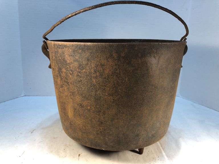 Antique gate marked 3 leg bean pot. 9” diameter. 7 1/4” H.