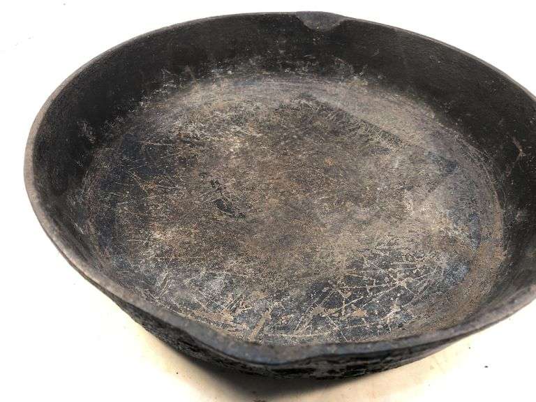 BSR #8 2 spout skillet with heat ring. No spin, no wobble. 10.5” diameter.
