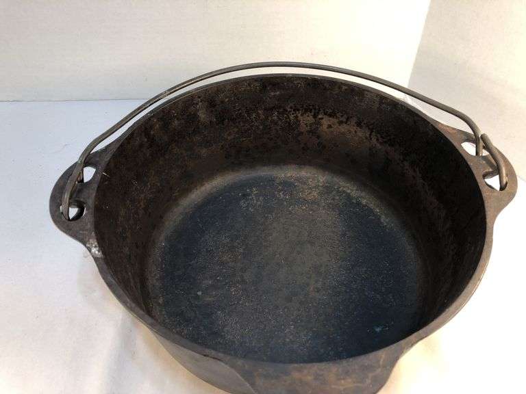Vintage small logo Griswold #8 tite-top Dutch oven. 10” Diameter.  4” H.  No lid. #1278. O.  Erie, PA USA.