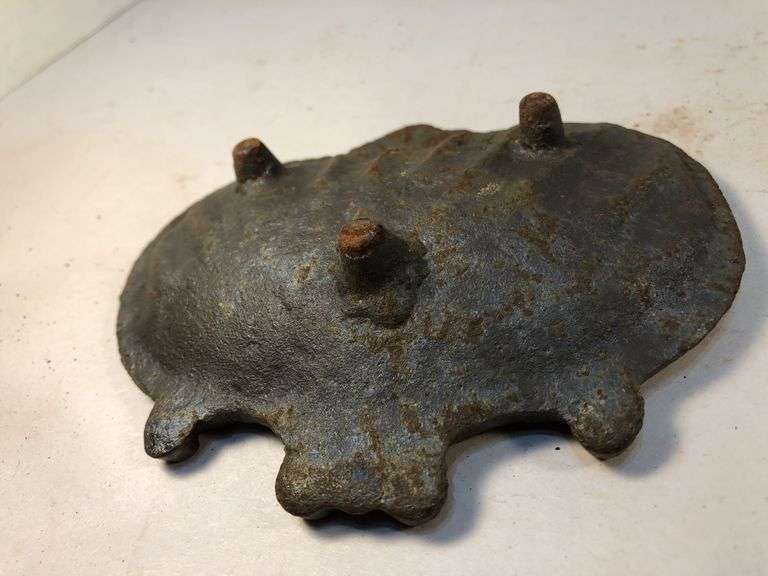 Vintage heavy cast iron shell shaped floral footed soap dish. 4.5 x 3.5”