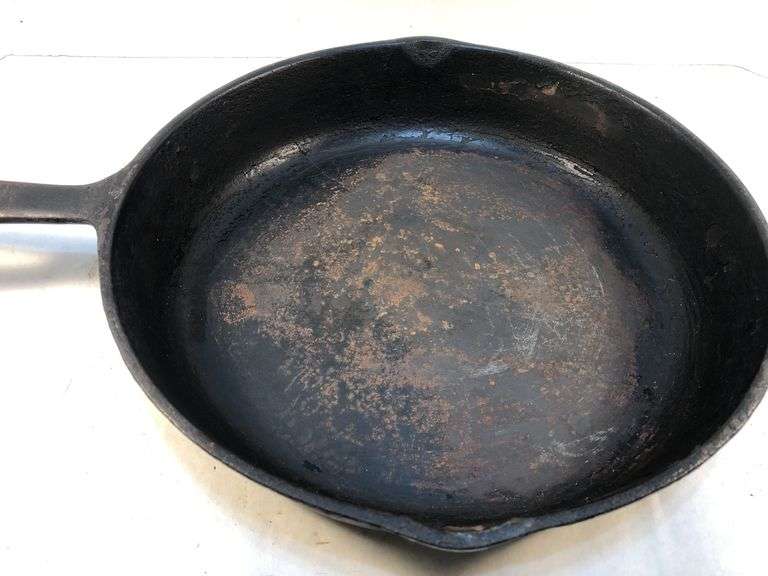 BSR 10.5” diameter 2 spout skillet with heat ring.  8 V  No spin, no wobble.