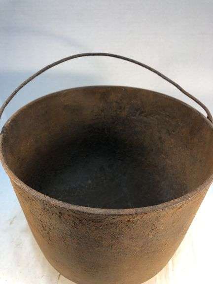 Antique gate marked 3 leg bean pot. 9” diameter. 7 1/4” H.