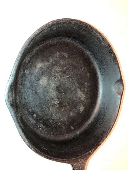 3 notch Lodge #3 skillet with heat ring. Makers mark G. Seasoned. No wobble. No spin.