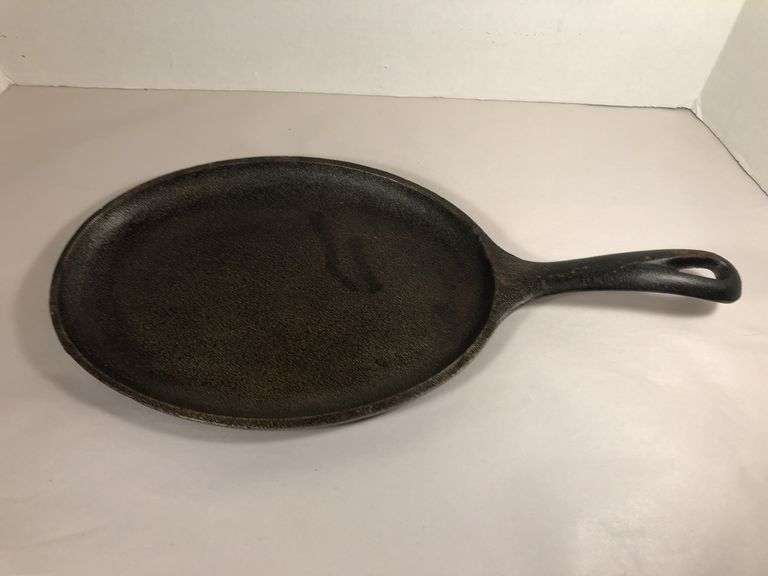 Lodge oval sizzle server #2. Surface area 9.5 x 7”. Not seasoned. No spin or wobble.