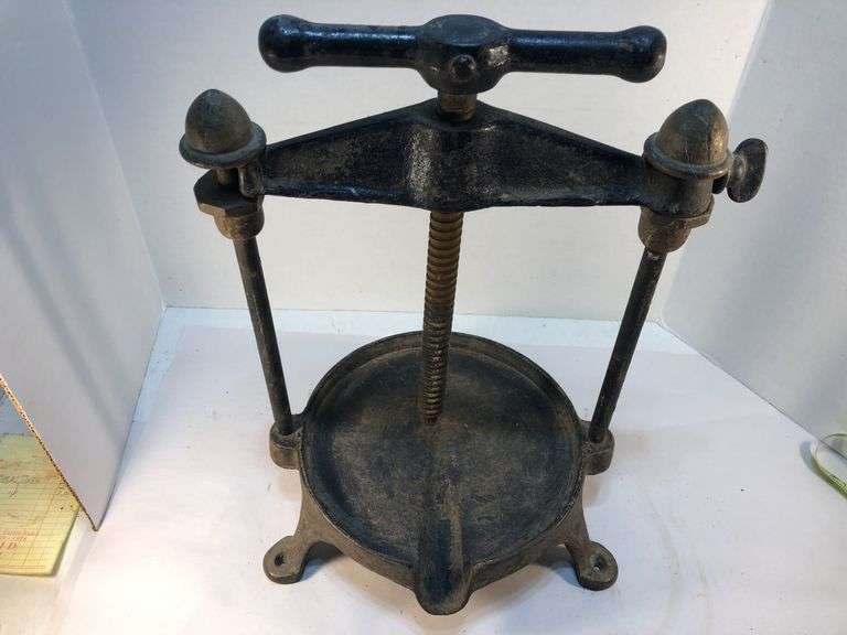 Antique Griswold Classic fruit & lard press. 24 qt. 16” h x 12” W. x 9” D. Crank works. Number 47.
