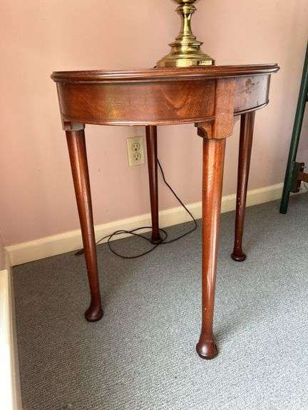 Queen Anne style oval side table…..scratching/scuffing…..27-1/2 x 19-1/2 x 26 tall