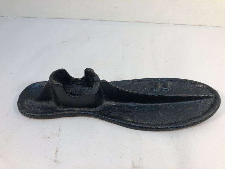 Antique cast iron cobbler’s shoe mold. #33.  8 1/2 x 2 3/4”.