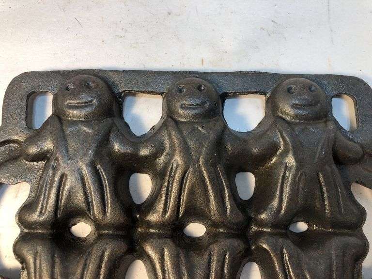 Vintage Cast Iron All American Gingerbread Man Baking Pan Mold, 6 man mold 8.5 x 6”. image